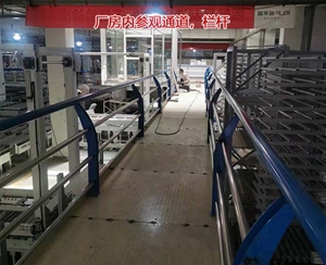 厂房内参观通道，栏杆